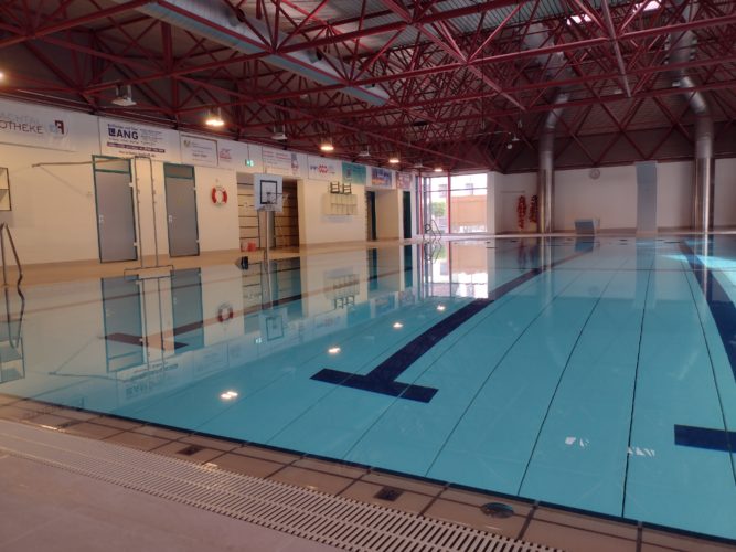 Das Hallenbad nach der Sanierung - noch ohne Sprungbrett und Turm